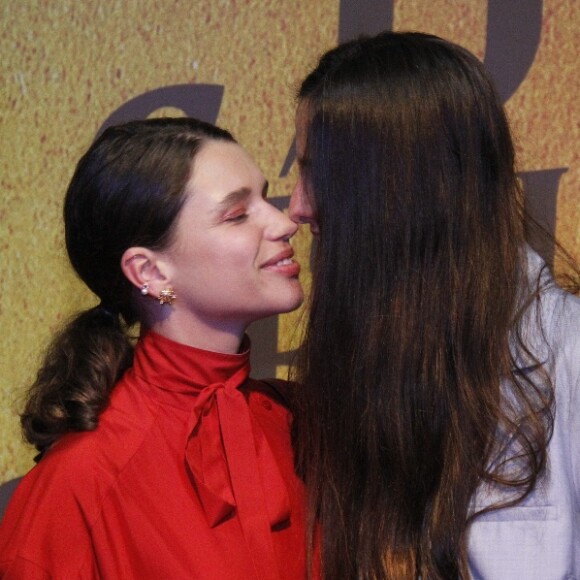 Bruna Linzyemer leva a namorada, Priscila Visman, à festa de lançamento da novela 'O Sétimo Guardião', no espaço EXC, na Lagoa, Rio de Janeiro, na noite desta quinta-feira, 8 novembro de 2018