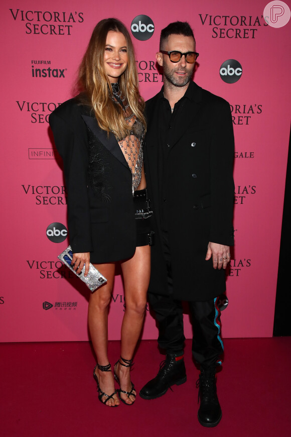 Behati Prinsloo de alfaitaria e lingerie ao lado do marido Adam Levine
