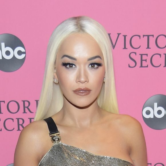 Rita Ora de look brilhante e assimétrico