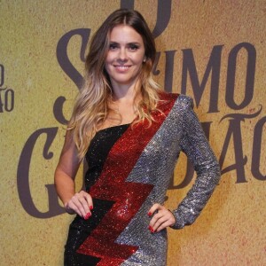 Carolina Dieckmann usou vestido Balmain metalizado em tons de prata, vermelho e preto da Balmain, avaliado em R$ 20 mil no site da Farfecth