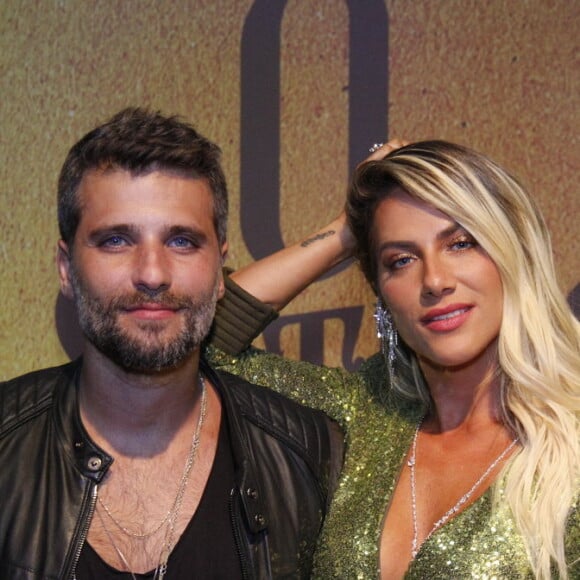 O vestido verde metalizado de Giovanna Ewbank é de uma marca australiana chamada Zhivago