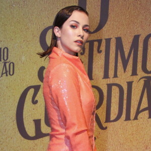 Laryssa Ayres escolheu brilhar com conjuntinho de paetês coral na festa de 'O Sétimo Guardião'