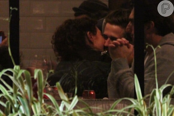 Fabiula Nascimento beija o namorado, Gil Coelho, durante jantar no Rio de Janeiro na noite deste domingo, 31 de agosto de 2014