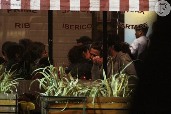 Fabíula Nascimento troca carinhos com o namorado, Gil Coelho, em restaurante no Rio de Janeiro
