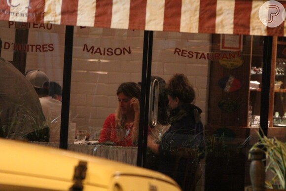 Giovanna Ewbank janta com Bruno Gagliasso e Fabiula Nascimento em restaurante no Rio
