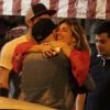 Fabíula Nascimento beija o namorado, Gil Coelho, durante jantar no Rio de Janeiro