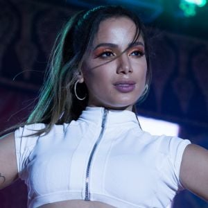 Anitta usa lenço no cabelo em jaqueta bomber em coletiva de novo Ep, em 9 de novembro de 2018