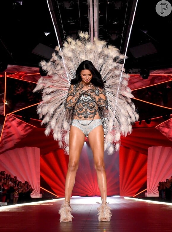 Adriana Lima se emocionou ao se despedir da passarelas da Victoria's Secret