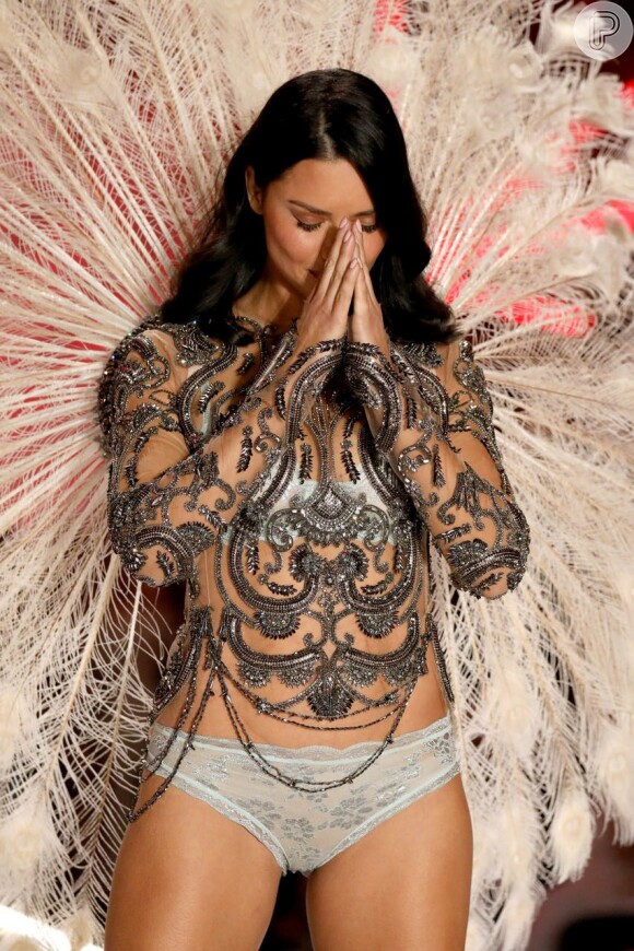 Adriana Lima revela planos de apoiar projetos empoderadores femininos pós-Victoria's Secret: 'Meu futuro a partir de agora'