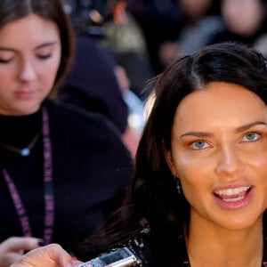 ' longo dos anos eu poderia ficar mais relaxada, mas isso não acontece', disse Adriana Lima à 'People' antes de desfilar pela última vez pela Victoria's Secret