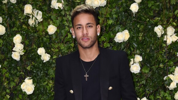 Neymar é chamado de mimado na web e rebate: 'Só por meu filho, mãe e irmã'