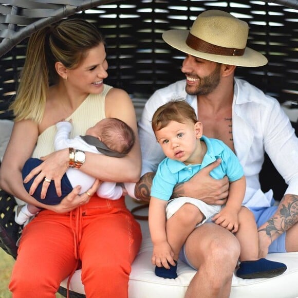 Gusttavo Lima e Andressa Suita gravaram, nesta semana, o primeiro comercial com os filhos, Gabriel e Samuel