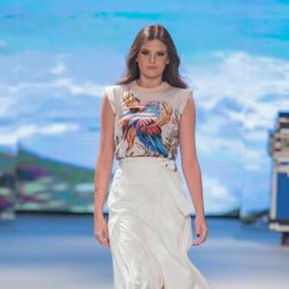 Blusa com silk e saia midi de fenda foi um dos looks desfilados por Camila Queiroz no desfile da Colcci
