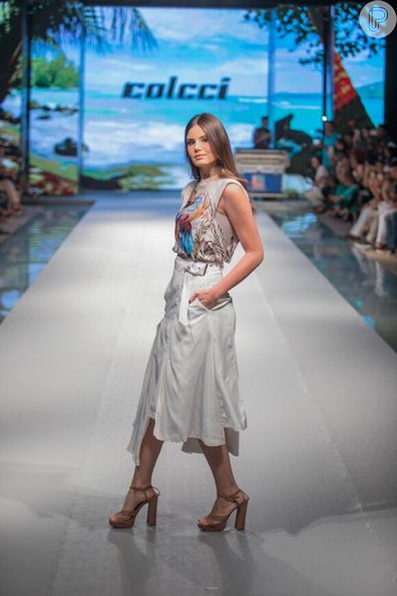 O look moderninho de verão desfilado por Camila Queiroz foi composto por t-shirt sem manga e saia midi branca