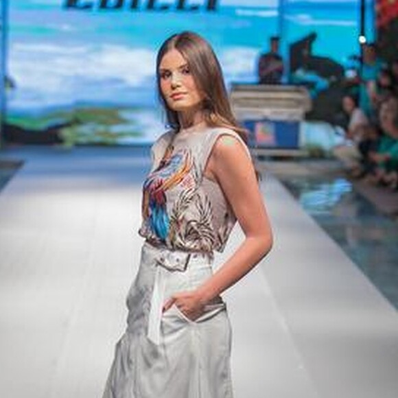 O look moderninho de verão desfilado por Camila Queiroz foi composto por t-shirt sem manga e saia midi branca