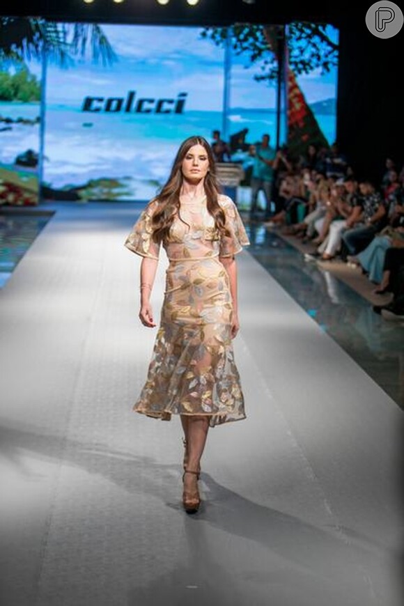 Transparência e bordado fez parte de um dos looks desfilados por Camila Queiroz no Moda João Pessoa