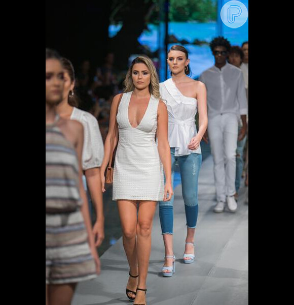 Look branco também é tendência e apareceu no desfile de verão 2019 da Colcci