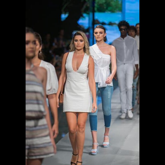 Look branco também é tendência e apareceu no desfile de verão 2019 da Colcci