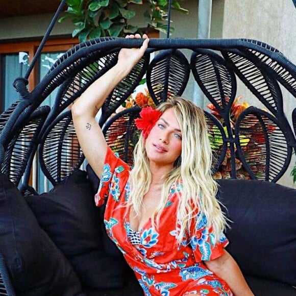 Giovanna Ewbank também levou muitas estampas florais para Noronha