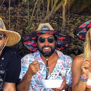 Acessórios divertidos dão um quê a mais nos looks de moda praia de Giovanna Ewbank