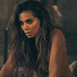 Anitta comentou sobre beijar 24 pessoas, entre homens e mulheres, no clipe de 'Não Perco Meu Tempo'