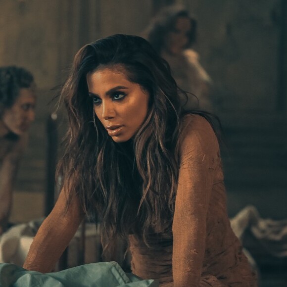 Anitta comentou sobre beijar 24 pessoas, entre homens e mulheres, no clipe de 'Não Perco Meu Tempo'
