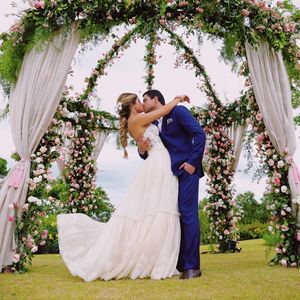 Thássia Naves defininiu o vestido da festa de noivado como 'romântico, fresh e clean'