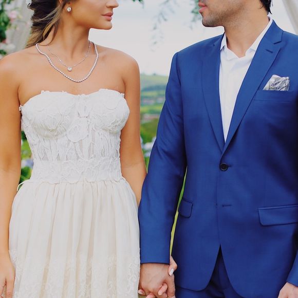 'Romântico, fresh e clean! Essa foi minha escolha de look para meu almoço de noivado no campo!', detalhou Thássia Naves