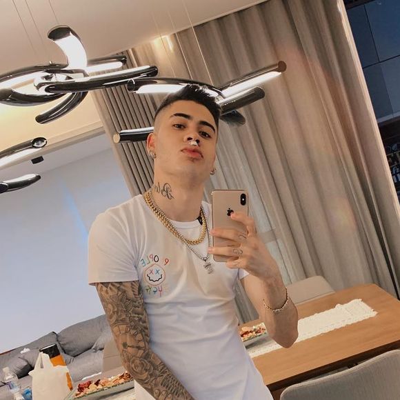 Kevinho sofreu um corte no rosto durante um show na noite de sábado, 10 de novembro de 2018