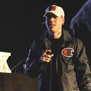 Kevinho se apresentava para 5 mil pessoas quando um rapaz jogou uma placa no palco e o objeto bateu no rosto do artista