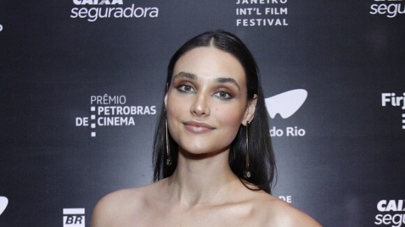 Débora Nascimento alia look all black a delineado colorido para evento: 'Ousar'