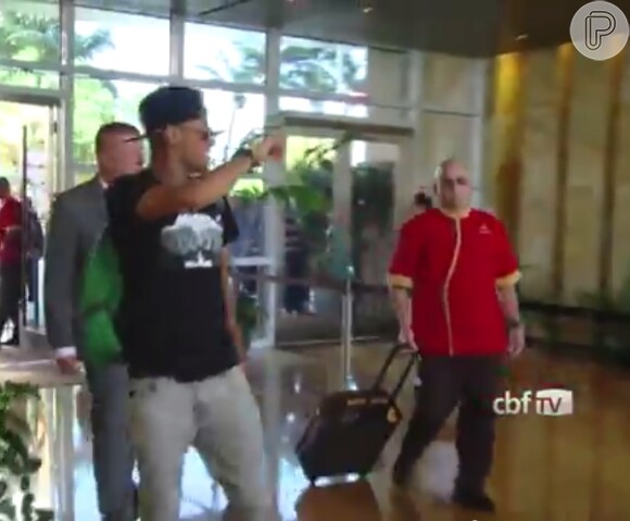 Neymar acenou para os fãs que o esperavam no local
