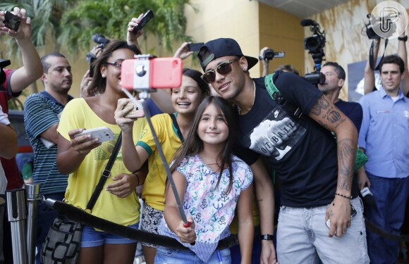 Neymar chegou sorridente e posou para fotos com fãs. O jogador, no entanto, evitou conversar com a imprensa
