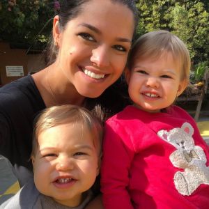 Thais Fersoza mostra os filhos, Melinda e Teodoro, brincando em areia em sítio, em 13 de novembro de 2018