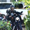 Bruno Gagliasso pilota moto importada ao desembarcar no Rio