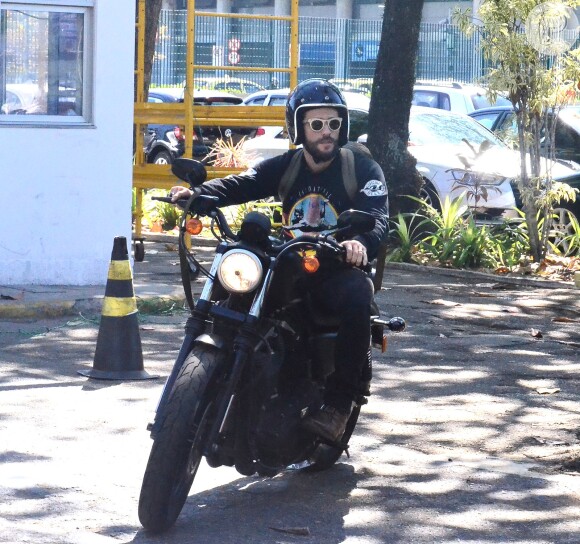 Bruno Gagliasso desembarca no Rio de Janeiro e deixa aeroporto pilotando moto, cheio de estilo, nesta terça-feira, 2 de setembro de 2014