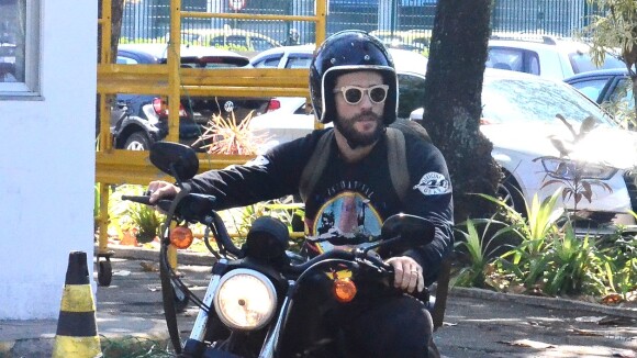 Bruno Gagliasso deixa aeroporto no Rio pilotando moto importada após desembarque