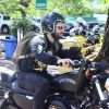 Bruno Gagliasso desembarca no Rio de Janeiro e deixa aeroporto pilotando moto, cheio de estilo