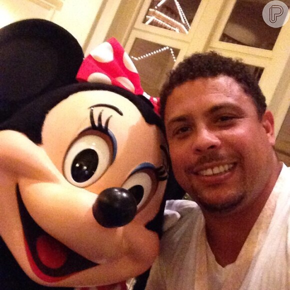Durante passeio no parque da Disney na Europa, Ronaldo aproveitou para fazer selfie com os personagens Mickey e Minnie
