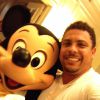 Durante passeio no parque da Disney na Europa, Ronaldo aproveitou para fazer selfie com os personagens Mickey e Minnie