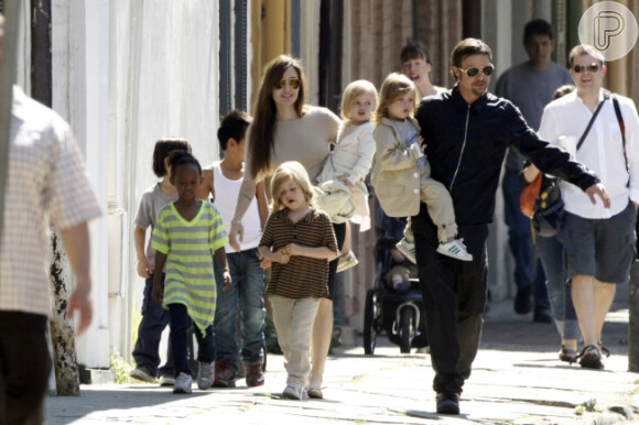 O casal, Angeline Jolie e Brad Pitt, tem seis filhos: Maddox, 12, Pax, 10, Zahara, 9, Shiloh, 7, e Vivienne e Knox, de 5 anos