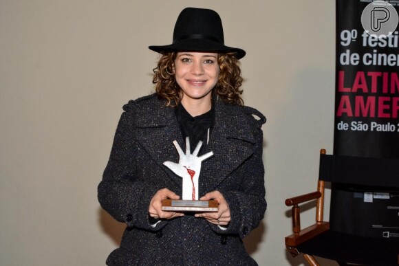Leandra Leal foi homenageada por seus trabalhos no cinema e recebeu o Troféu Fundação Memorial da América Latina no 9º Festival de Cinema Latino Americano de São Paulo