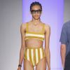 Cintura alta com listras? Temos! Esse modelo de beachwear é da Osklen, que apresentou sua coleção de verão 2019 no São Paulo Fashion Week