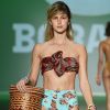 A marca Borana, que desfilou no São Paulo Fashion Week, mostrou biquínis de cintura alta com estampas florais, bem mood anos 60