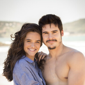 Samuca (Nicolas Prattes), noivo de Marocas (Juliana Paiva), encontra Agnese (Beatriz Campos) com ajuda de Barão (Rui Ricardo Dias) nos próximos capítulos da novela 'O Tempo Não Para'