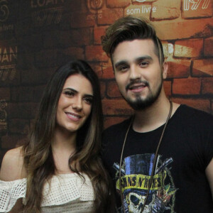 Luan Santana destacou qualidades da namorada, Jade Magalhães, para o 'Ela' do jornal 'O Globo': 'Ela é uma menina de bom tom'