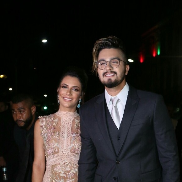 Luan Santana e Jade Magalhães driblam a distância no namoro, que entre idas e vindas já dura 7 anos
