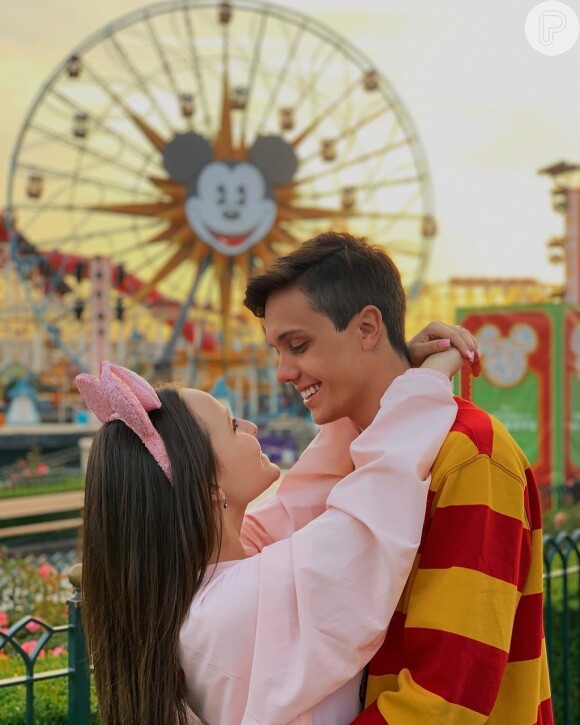 Leo Cidade zoou internautas ao citar sua viagem para a Disney com a namorada, Larissa Manoela: 'E pensaram que ela só ia me levar na Disney de Orlando!'