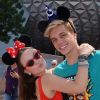 Namorado de Larissa Manoela, Leo Cidade citou nas entrelinhas piadas que internautas fazem sobre atriz levar namorados para os parques da Disney