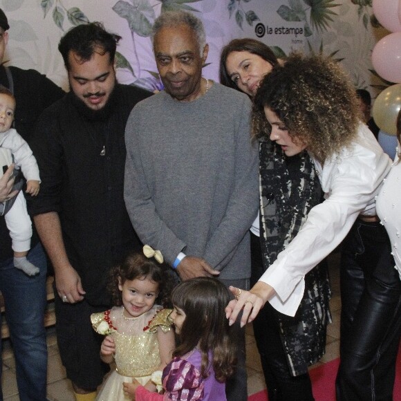 Bisavô de Sol de Maria, Gilberto Gil esteve no aniversário da menina no Jockey Clube do Rio